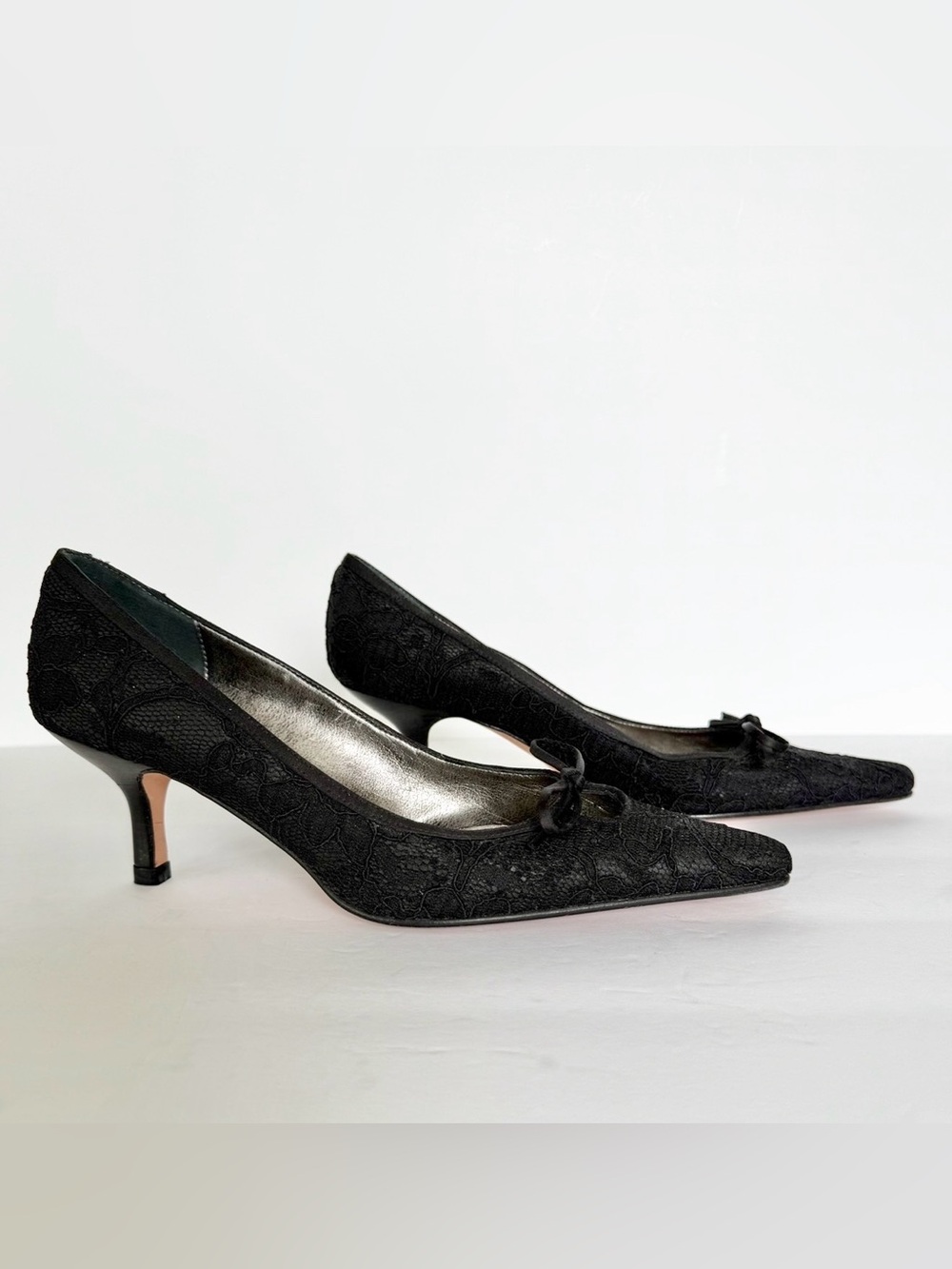Talbots Black Lace Kitten Heel Pumps Pointed Toe Bow 7.5M - Picture 3 of 8